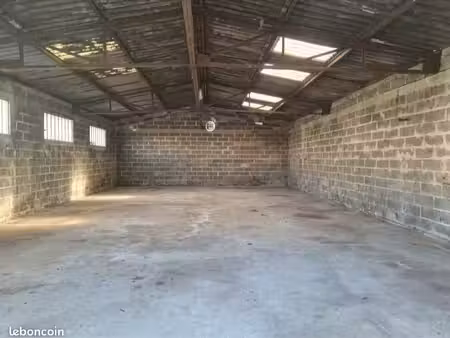 loue hangar/atelier de 142 m2 avec mezzanine  idéal pour stockage. proche de bordeaux  pro