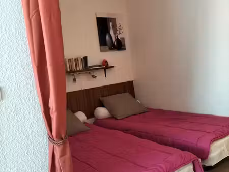 loc à l'année à 50 m des thermes studio alcôve meublé