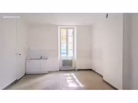 appartement rénové de 100 m² avec 3 chambres et place de parking