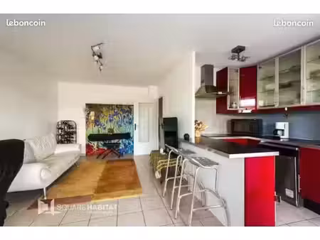 t2 meublé 41 m² – balcon filant – parking – 900 cc