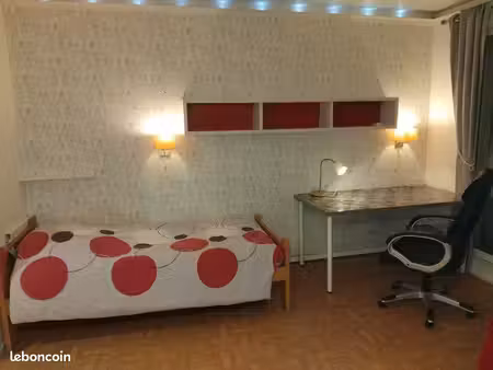 logement meublé  rénové  avec équipements complets  assuré  climatisé  balcon + place de p