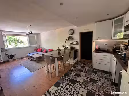 t5 traversant 83 m² - résidence château st jacques