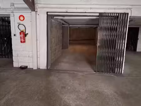 location parking 28 m² à sens (89100)  122 €