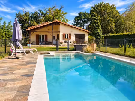 maison de 125m² 3 chambres avec piscine et dépendances.