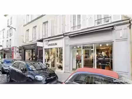 local 107 m²
