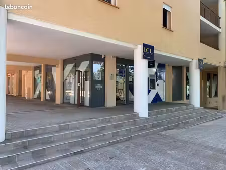 local commercial loué à une banque