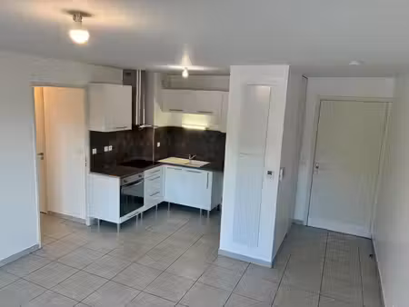 3 pieces avec parking secteur pres d'arenes