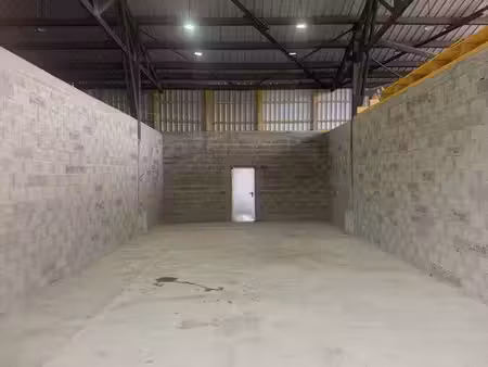 à louer : grand hangar de150 m²