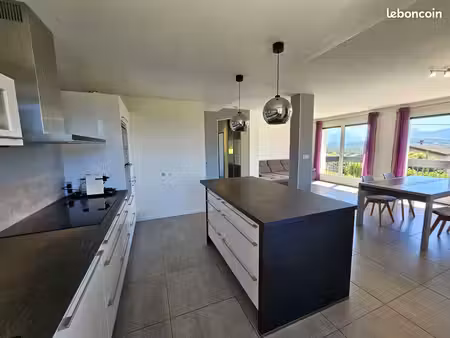 jolie maison  vu panoramique