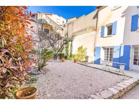 maison de caractère avec cours et terrasses - rare avec potentiel