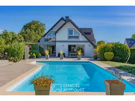 maison d'architecte avec piscine et jardin paysager