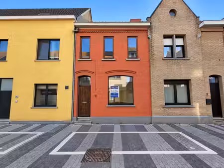 maison rénovée avec un jardin ensoleillé