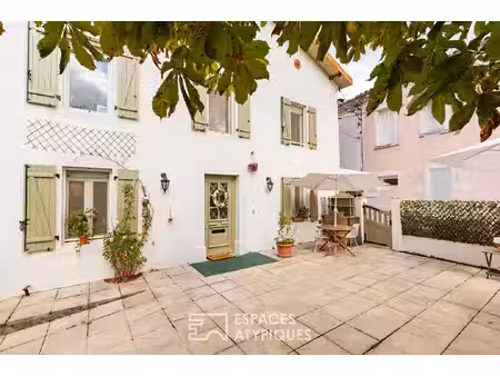 maison de caractère avec terrasse plein sud  jardin et vue sur le château