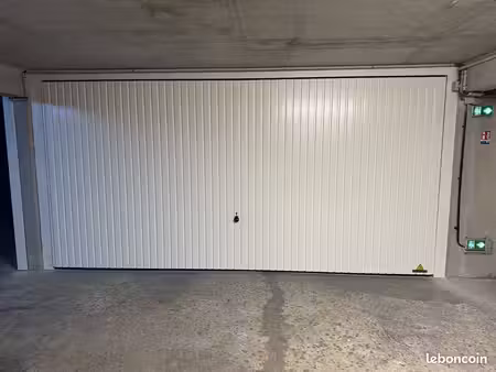 garage box fermé 50 m²