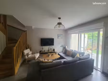 maison 4 pièces de 89 m² – 3 chambres  2 salles de bains  jardin  garage et 2 parkings