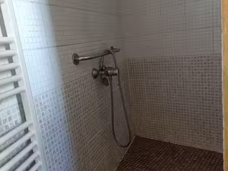 p2 bis de 54 m2 + 10m2 de balcon  au 1er et dernier étage d'une petite maison derrière rue