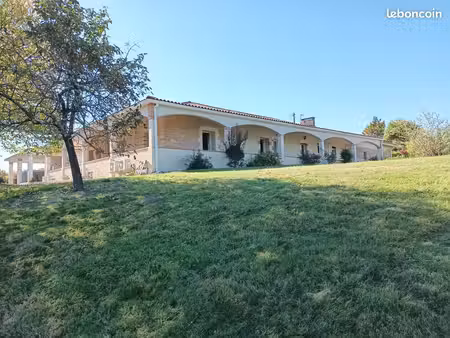 propriété 293 m² + dépendance - dpe b - 8 chambres avec sde et wc - terrain 2.8ha