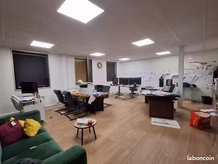a louer - bureaux renoves de 70 m2 avec 3 places de parking