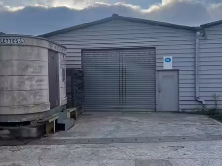 dépôt entrepôt hangar de 100 m2  rideau métallique   hauteur sous plafond 3m5  bureau 18 m