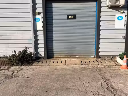 dépôt  entrepôt  hangar de 75 m² équipé eau electricité  wc  mezzanine de 25 m² le tout da