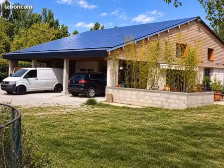 bâtiment professionnel 258 m² – terrain 4 000 m² – photovoltaïque
