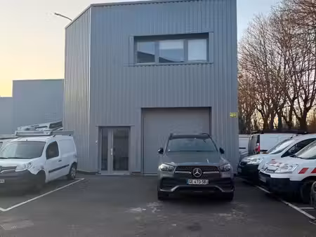 local d’activité avec bureaux à louer – 151 m²