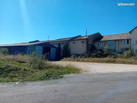 vend ensemble de 2922 m² avec partie industriel servant de stockage plus habitation sur te