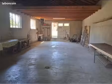 cherche un local (garage) à louer minimum 100m2 et un prix raisonnable