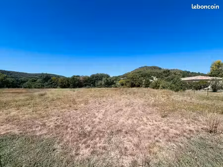 terrain 1 560 m² salernes
