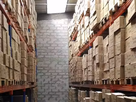 recherche local / box de stockage ±100 m² ou plus – budget 450