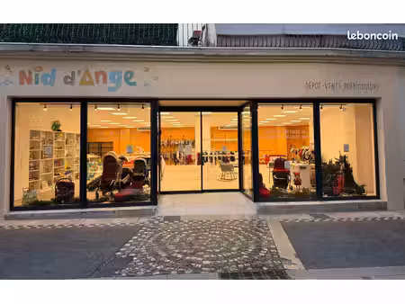 local commercial climatisé 240m² refait à neuf - centre valréas