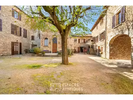 appartement de caractère dans une copropriété avec piscine  tennis et vue sur le mont-blan
