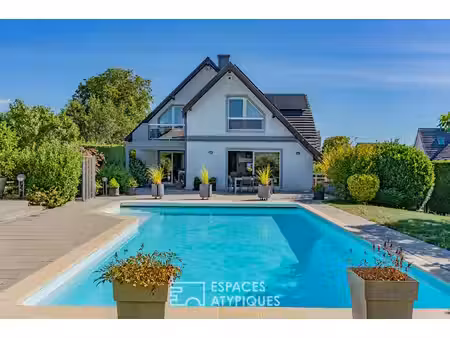 maison d'architecte avec piscine et jardin paysager