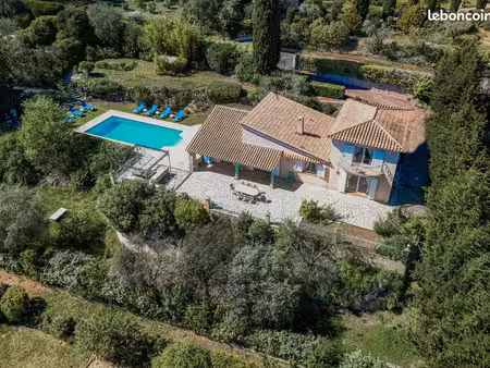 villa au calme avec piscine et vue dans domaine privé