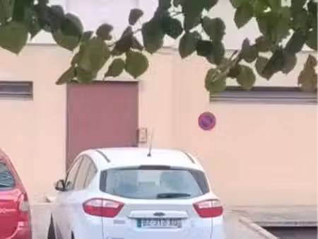 vends place de parking croix de chavaux ideal emplacement