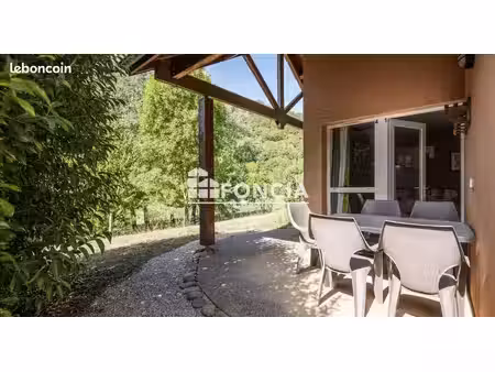 maison meublée avec piscine en résidence au coeur de saint-geniez-d'olt-et-d'aubrac  aux p