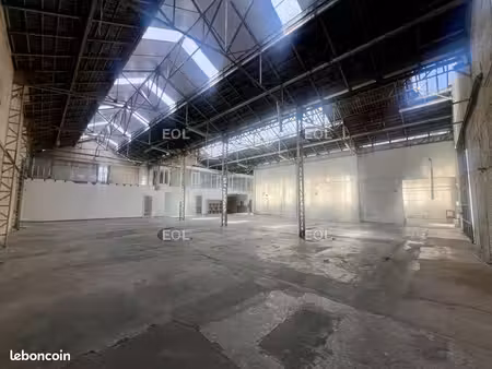 local d'activité 900 m²