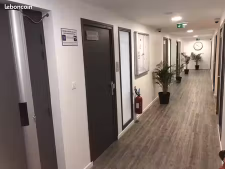 espace de travail fonctionnel dans centre d’affaires