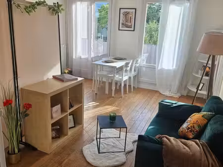 grand studio de 30m² esprit 2 pièces avec coin nuit  cave et parking sous terrain