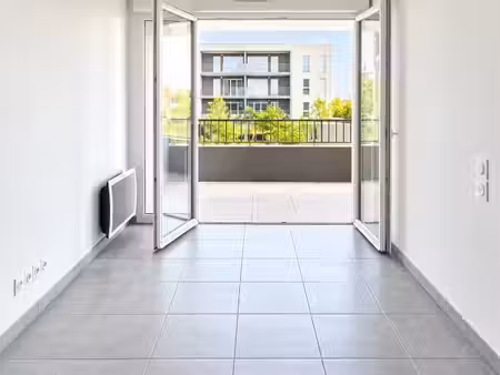 t3 avec parking et terrasse à arles