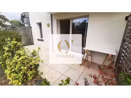 t2 meublé de 44 m2 avec terrasse et parking privé