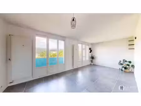 appartement le pont de claix 4 pièces de 65m² avec place de parking privative