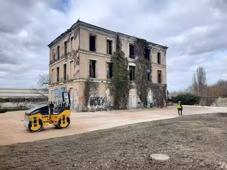 vni■une demeure à restaurer sur 858m²