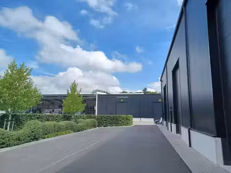 entrepôt spacieux avec les installations nécessaires à louer