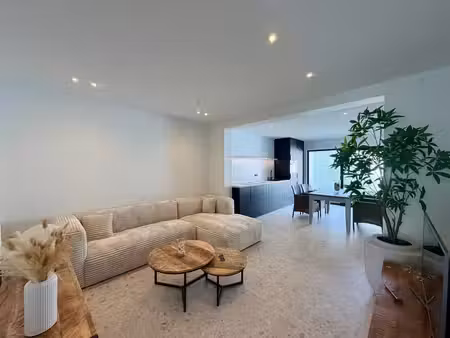 volledig gerenoveerde woning met 3 slaapkamers en garage ...