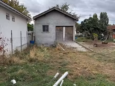 à vendre  garage / atelier d'environ 35 m'  implanté sur un terrain d'environ 140 m?