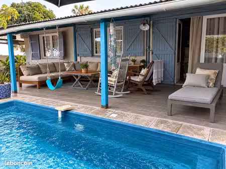 en bas de la plaine saint-paul avec vue  piscine et accès en quelques minutes à la 4 voies