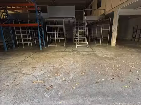 bureaux  entrepôt 490 m² la possession