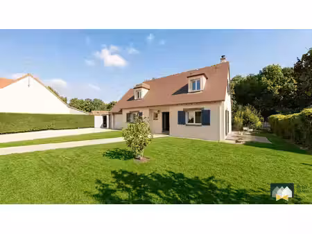 maison familiale 5 chambres avec garages et jardin– saint-pres