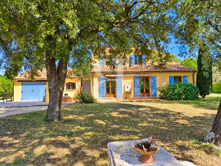 villa avec piscine à grillon
